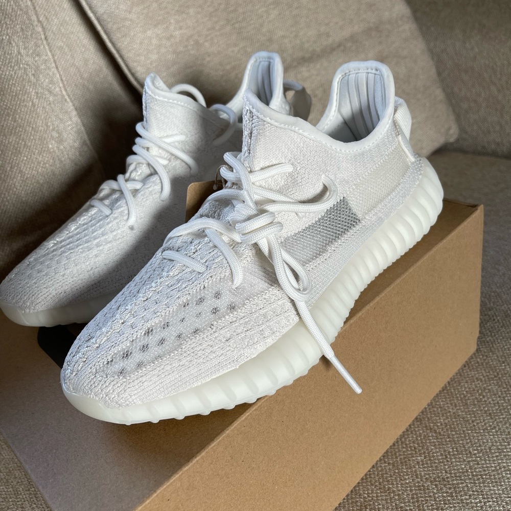 NEW RELEASE YEEZYS 🤍 

6.5 Men /  7.5/8 WOMEN 
$250